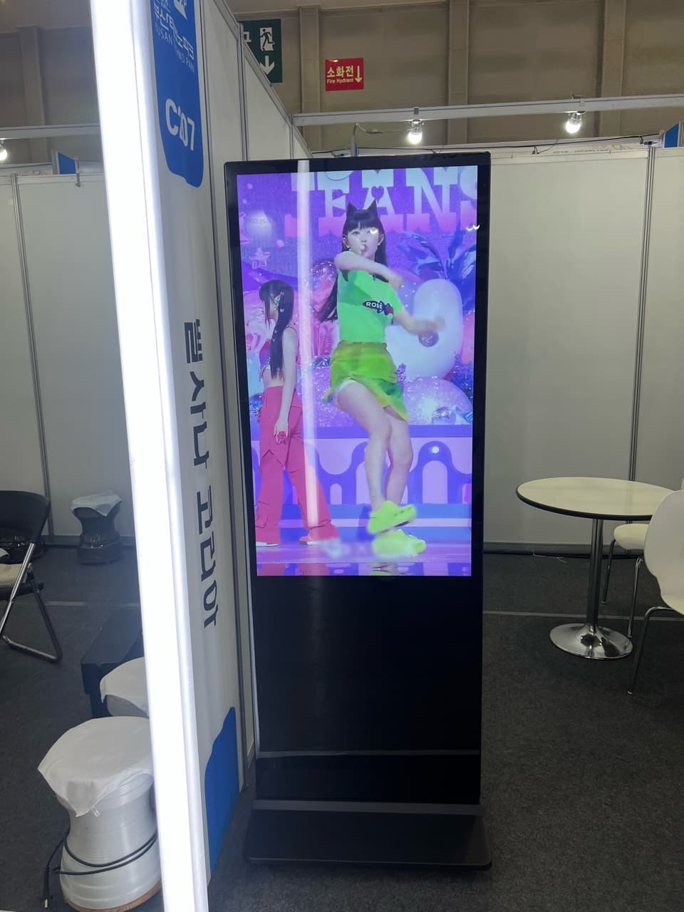 벡스코 전시 부스에 설치된 50인치 스탠드 사이니지